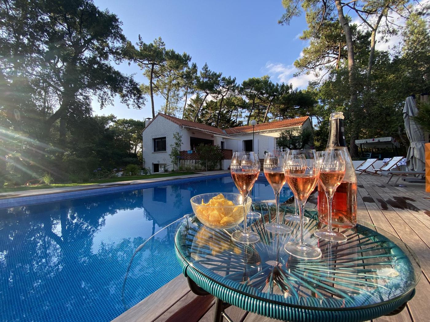 Apéritif au bord de la piscine