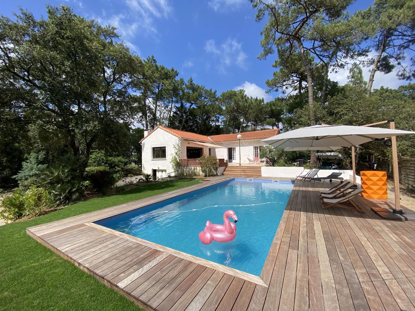 La piscine et la maison