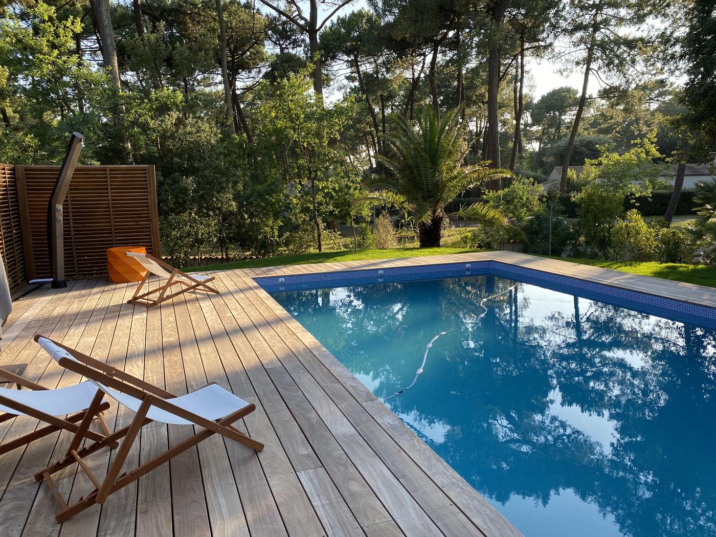 Transats au bord de la piscine