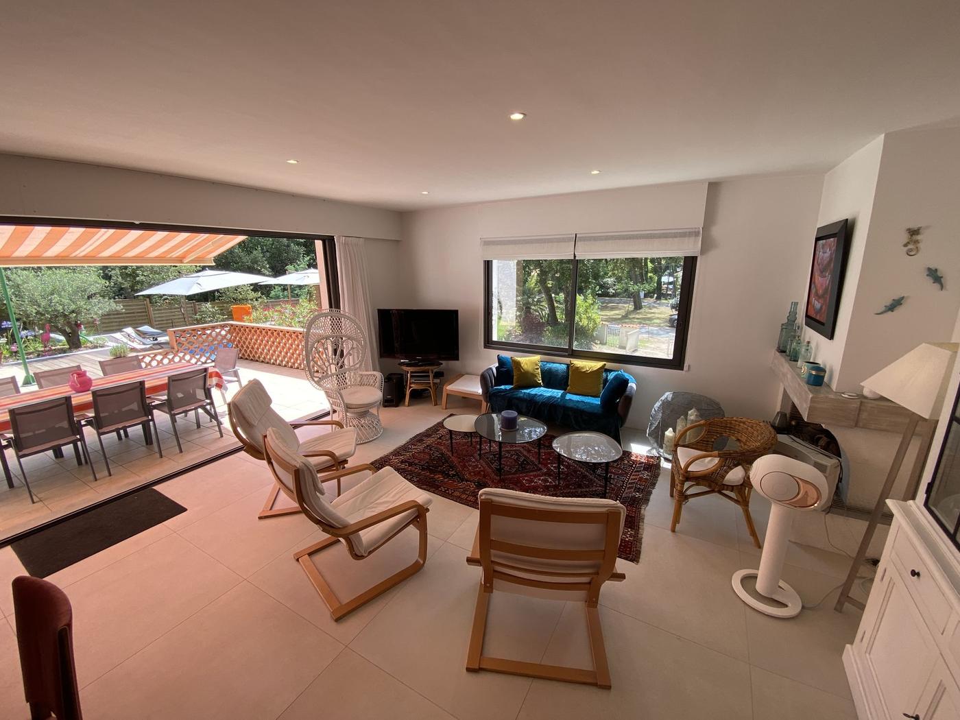 Le salon ouvert sur la terrasse