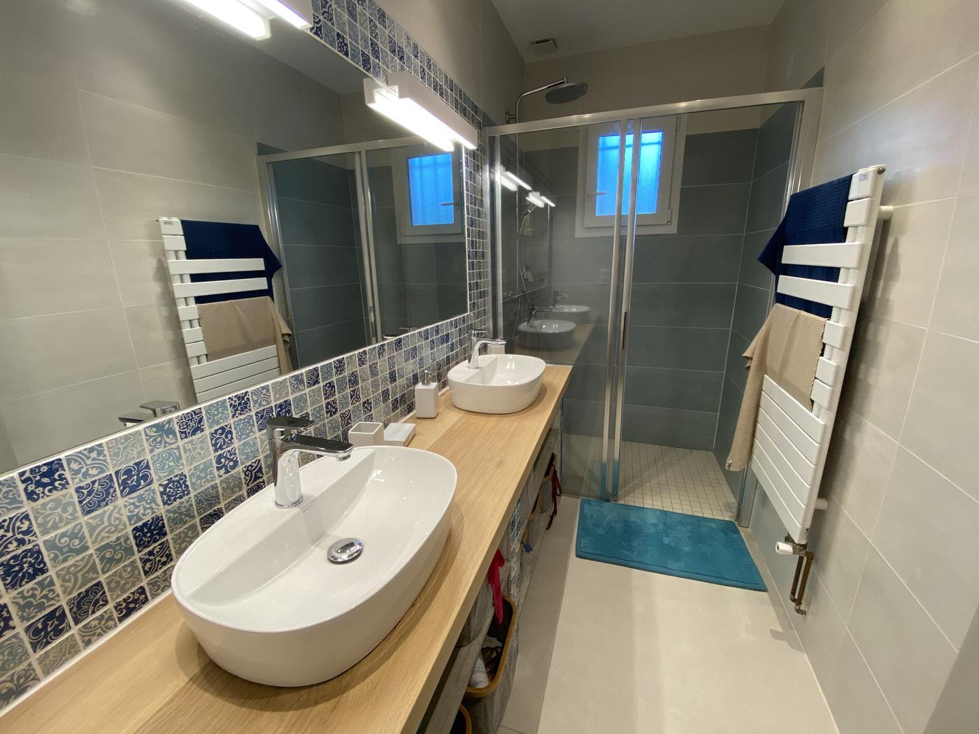 Salle de bains avec double vasque
