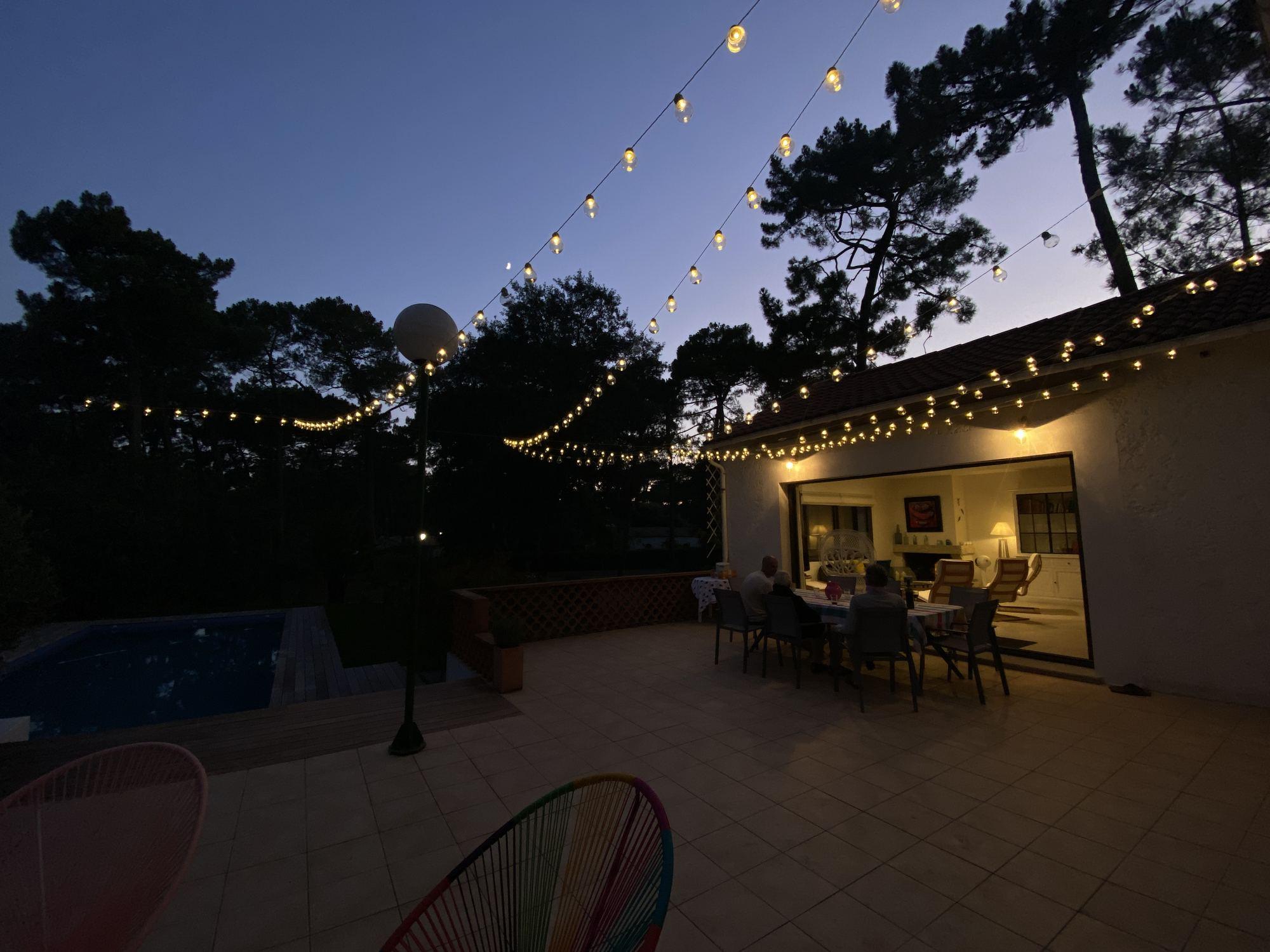 La maison le soir, sous les guirlandes lumineuses